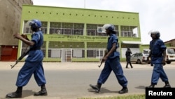 Ảnh tư liệu ngày 26/4/2015 cho thấy cảnh sát chống bạo động tuần tra tại thủ đô Bujumbura, Burundi.