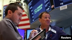 在美国纽约市的纽约证券交易所(NYSE)，交易员们正等待核燃料公司标准核能公司(Standard Nuclear Inc.)首次公开募股(IPO)的亮相。(2026年7月16日)