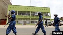 Des policiers patrouillent devant les studios de la Radio Publique Africaine à Bujumbura, 26 avril 2015. 