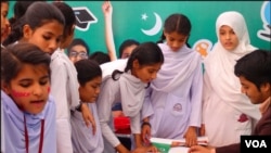کراچی: اسکول کی طالبات مختلف کھیل سیکھ رہی ہیں