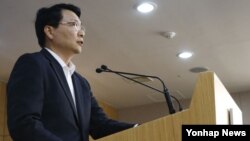 김형석 한국 통일부 대변인이 27일 정부서울청사에서 정부의 금강산 관광 재개를 위한 당국간 실무회담 수정제의를 브리핑 하고 있다.