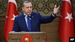 Le président turc Recep Tayyip Erdogan donne un discours à Ankara le 16 mars 2016.