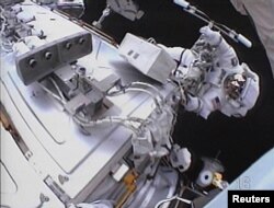 El astronauta costarricense Franklin-Chang-Diaz durante una caminata espacial el13 de junio de 2002.