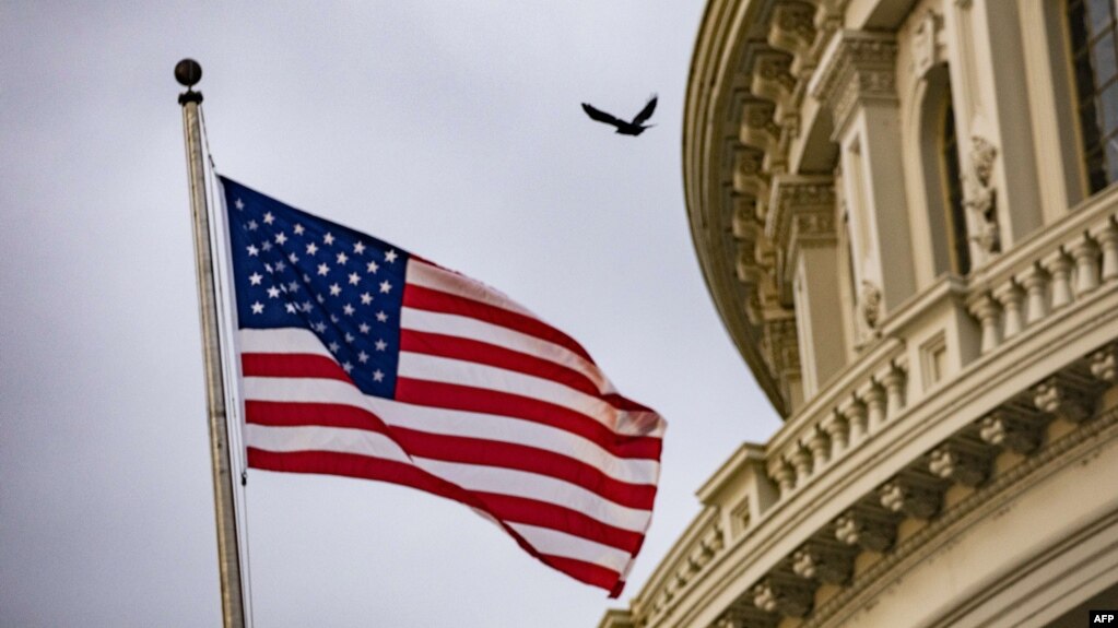 Archvio - La bandera de EE.UU. ondea en el Capitolio en Washington, el 30 de octubre de 2019.