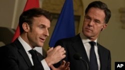 Presiden Prancis Emmanuel Macron, kiri, dan Perdana Menteri Belanda Mark Rutte menghadiri konferensi pers bersama, dalam pertemuan mereka di Den Haag, Belanda, Senin, 30 Januari 2023. (Foto: AP)