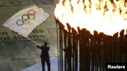 Walikot Rio de Janeiro, Brazil yang akan menjadi tuan rumah Olimpiade 2016, mengibarkan bendera Olimpiade pada penutupan Olimpiade 2012 di London (foto: dok). China mengumumkan bahwa mantan atlet lempar cakramnya yang berlaga di Olimpiade Berlin 1936 telah meninggal dunia pada usia 103 tahun.