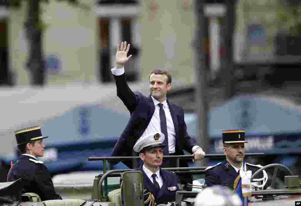 法国总统马克龙宣誓就职后乘军车在香榭丽舍大道上游行（2017年5月14日）。他 成为继拿破仑以来法国最年轻的领导人。