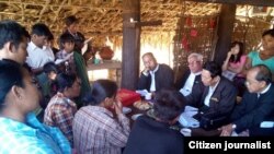 လက်ပံတောင်းဒေသခံတွေဆီသွားရောက်တွေ့ဆုံခဲ့တဲ့ မြန်မာနိုင်ငံ ရှေ့နေများကွန်ယက်အဖွဲ့ဝင်များ။ (ဓာတ်ပုံ-နေသီဟ)