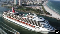 El barco Carnival Victory sale del Puerto de Miami en su viaje inaugural en el año 2000. Un niño murió en la piscina del barco.
