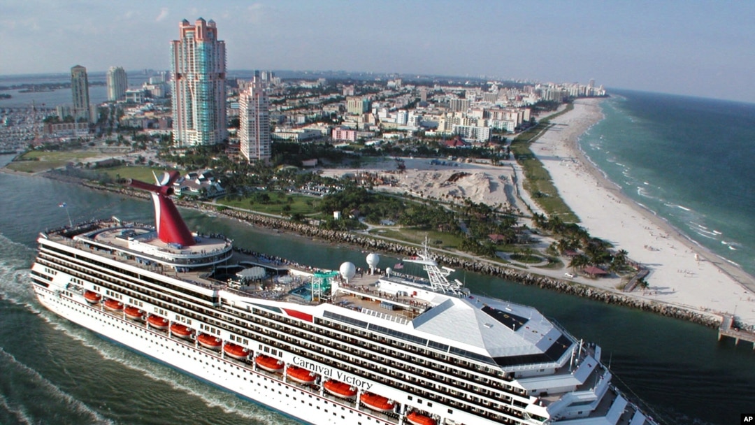 Salah satu kapal pesiar terbaru Carnival melintasi Miami Beach, AS.