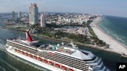 Salah satu kapal pesiar terbaru Carnival melintasi Miami Beach, AS.