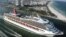 El barco Carnival Victory sale del Puerto de Miami en su viaje inaugural en el año 2000. Un niño murió en la piscina del barco.