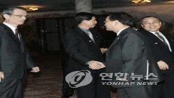 제 8차 회담에서 인사를 나누는 남북 적십자대표들