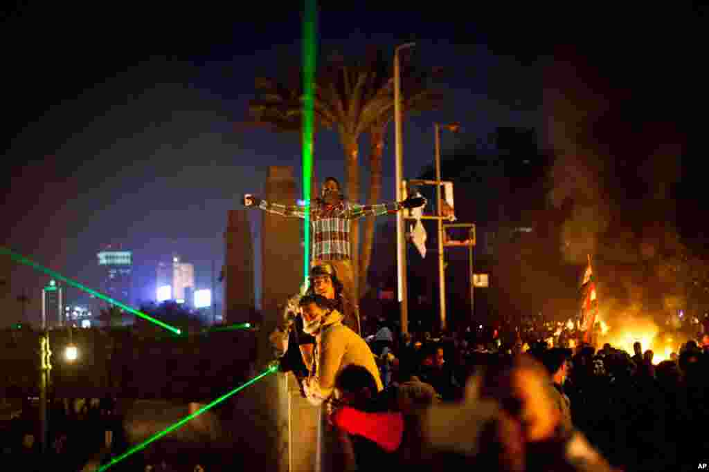抗议者2012年1月27日在开罗解放广场附近同安全部队发生冲突。