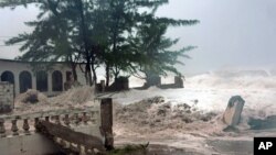 Bão Sandy mang sóng lớn ập vào Kingston, Jamaica