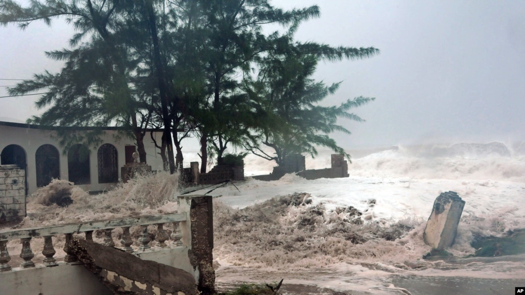 Badai Sandy saat melanda bagian timur Kingston, ibukota Jamaika, Rabu (24/10).