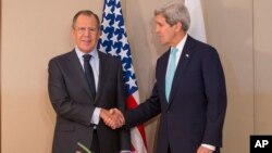 Menlu AS John Kerry (kanan) menyampaikan keprihatinan AS dalam pembicaraan dengan Menlu Rusia, Sergei Lavrov baru-baru ini (foto: dok).