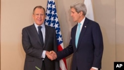 ທ່ານ John Kerry ລັດຖະມົນຕີຕ່າງປະເທດສະຫະລັດ(ຂວາ) ພົບປະກັບທ່ານ Sergey Lavrov ລັດຖະມົນຕີຕ່າງປະເທດຣັດເຊຍ, ວັນທີ 2 ມີນາ 2015.