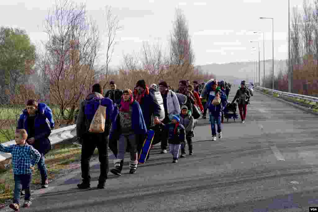 Migrants trudge toward a makeshift refugee camp in the northern Greek border station of Idomeni, where they hope to get permission to move onto other points in Europe, March 4, 2016.