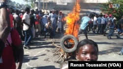 Protesters set fire to tires, blocking a street in downtown Port au Prince, Haiti on Nov 18, 2018.