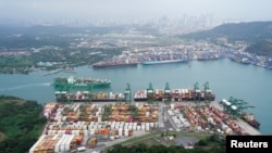 ARCHIVO - Una vista aérea muestra contenedores en el Puerto de Balboa, operado por Panama Ports Company, en el Canal de Panamá, en la Ciudad de Panamá, Panamá, 1 de febrero de 2025. 