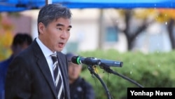 11일 서울 용산기지 미 재향군인의 날 행사에서 연설하는 성 김 주한 미국대사. (자료사진)