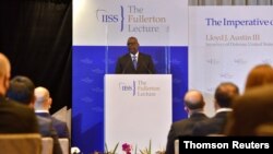로이드 오스틴 미국 국방장관이 27일 싱가포르에서 열린 국제전략문제연구소(IISS) 행사에서 연설하고 있다. 