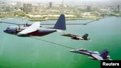 ARSIP - Sebuah pesawat KC-130 milik Marinir AS melakukan pengisian bahan bakar di udara terhadap 2 pesawat tempur F/A-18 saat mereka terbang membumbung tinggi di atas Kuwait, 22 Desember 2000.