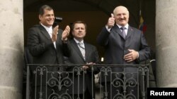 El presidente de Ecuador, Rafael Correa (izquierda) aplaude al presidente de Bielorrusia, Alexander Lukashenko, en el palacio Carondelet, en Quito.