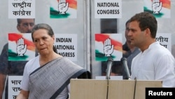 印度反對黨“國大黨”最高領導人索尼婭·甘地和她的兒子拉胡爾（資料照片）