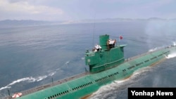 미국의 정치·군사전문 웹진인 '워싱턴 프리 비컨'이 26일 잠수함 발사 탄도미사일(SLBM)을 북한이 보유하고 있다는 관측을 제기했다. 지난 6월 북한 조선중앙통신이 김정은 국방위원회 제1위원장이 동해 잠수함 부대인 제167군부대를 방문, 직접 탑승해 훈련을 지도했다고 보도한 잠수함.