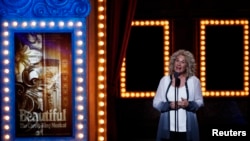 ARCHIVO-La cantautora Carole King presenta a uno de los artistas de "Beautiful: The Carole King Musical" durante los premios Tony en el Radio City Music Hall. Nueva York, junio 8, 2014. REUTERS/Carlo Allegri.