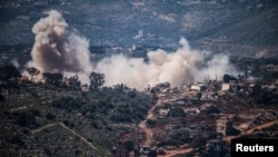 Duman ji gundekî başûrê Libnanê bilind dibe, dema ku leşkerên Îsraîlî li herêmê operasyonekê encam didin