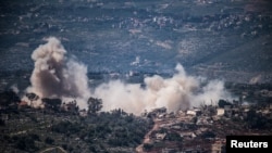 以色列军队在黎巴嫩南部一座村庄展开行动，从边界的以色列一侧可见当地冒起浓烟。(2026年4月23日)
