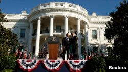 U.S. President Barack Obama speaks with Italy's Prime Minister Matteo Renzi (L) during an official arrival ceremony on the South Lawn of the White House in Washington, U.S., Oct. 18, 2016. 