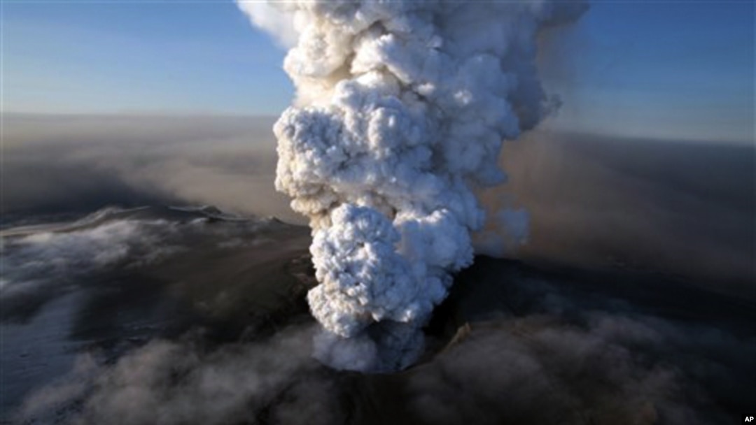 Abu letusan gunung berapi Eyjafjallajökull di Islandia tahun 2010 menutup sebagian besar wilayah udara Eropa selama enam hari (17/4/2010)
