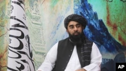 资料照片：塔利班发言人穆贾希德在坎大哈接受采访。(2023年8月14日)