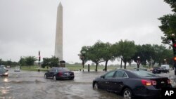 Intensas lluvias inundaron la intersección de la Avenida Constitution y la calle 15 en el Noroeste de Washington, D.C., el lunes, 8 de julio de 2019.