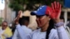 Una mujer con rostro y manos pintadas de rojo en señal de rechazo a la represión gubernamental, durante un acto celebrado el domingo 1 de diciembre de 2024 en Caracas, Venezuela. 