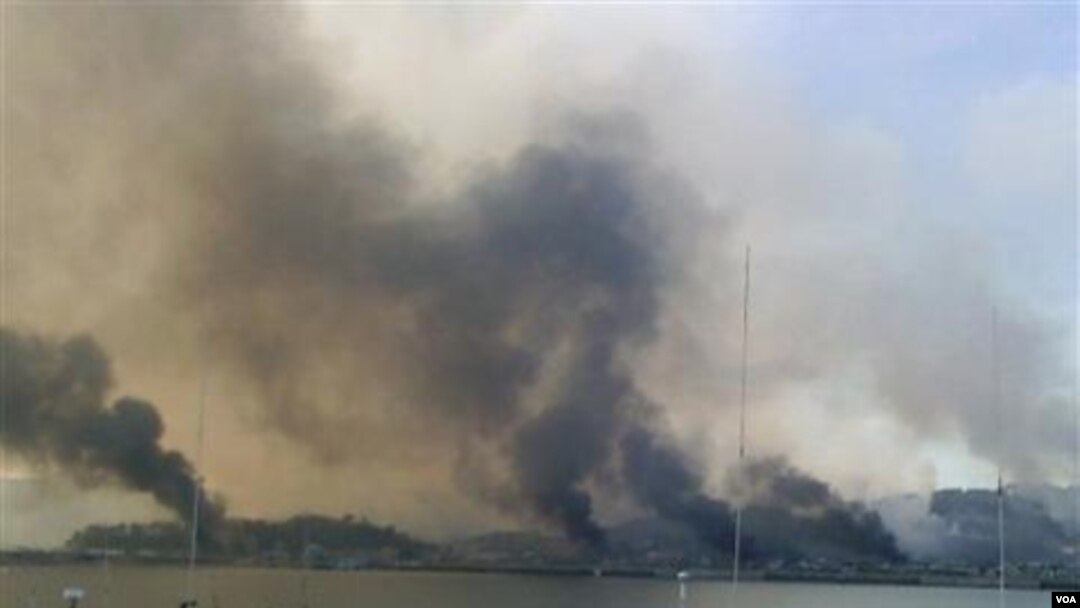 Kepulan asap terlihat membubung dari pulau Yeonpyeong, setelah dilaporkan terjadi baku tembak antara Korea Utara dan Selatan.