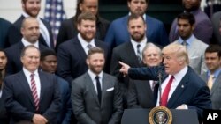 El presidente Donald Trump señala al entrenador de los Patriots, su amigo Bill Belichick, durante la visita que le hizo en Washington el equipo ganador del Super Bowl 2017.