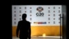 Un hombre camina en el Centro Internacional de Convenciones de Ciudad del Cabo durante el segundo día de la reunión de Ministros de Finanzas del G20 de cuatro días en Ciudad del Cabo, Sudáfrica, el 25 de febrero de 2025. REUTERS