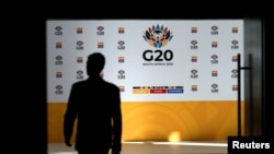 Un hombre camina en el Centro Internacional de Convenciones de Ciudad del Cabo durante el segundo día de la reunión de Ministros de Finanzas del G20 de cuatro días en Ciudad del Cabo, Sudáfrica, el 25 de febrero de 2025. REUTERS