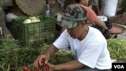 Salah seorang pedagang cabe merah di pasar Bandung.