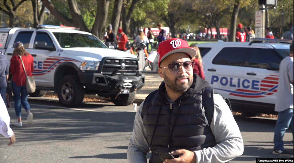 Rikakun magoya bayan &nbsp;kungiyar Washington Nationals &nbsp;dake kan hanyar Constitution Avenue ya zuwa Pennsylvania Avenue.&nbsp;