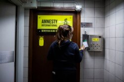 Seorang perempuan di kantor Amnesty International di Hong Kong. (Foto: AFP)