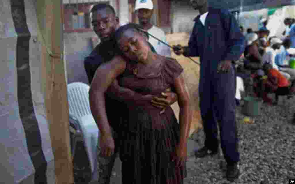 ARCHIV: A worker sprays with disinfectant a woman with symptoms of cholera as she is held by a relative at the entrance of St Catherine hospital in Cite Soleil in Port-au-Prince, Haiti, Wednesday, November 10, 2010 (Foto vom 10.11.10). Doctors and aid gro