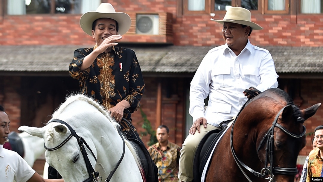 Ketua Umum Partai Gerindra Prabowo Subianto berbincang dengan Presiden Joko Widodo saat berkuda di kediaman Prabowo di pinggiran Bogor, 31 Oktober 2016.