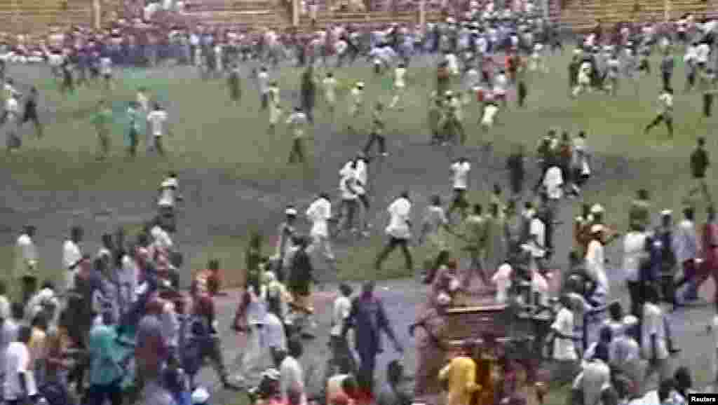 La foule s&#39;échappe du stade à Conakry, le 28 septembre 2009.