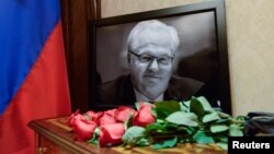 Sebuah sudut kenangan untuk Dubes Rusia di PBB yang baru-baru ini meninggal, Vitaly Churkin, tampak disediakan di misi Rusia di PBB di New York City, 21 Februari 2017 (foto: REUTERS/Stephanie Keith)